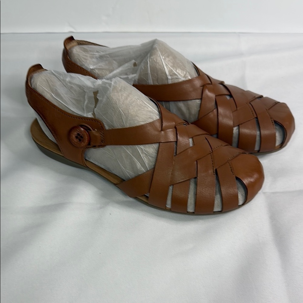 Earth Brown Leather Closed-Toe Sandals - Picture 2 of 6
